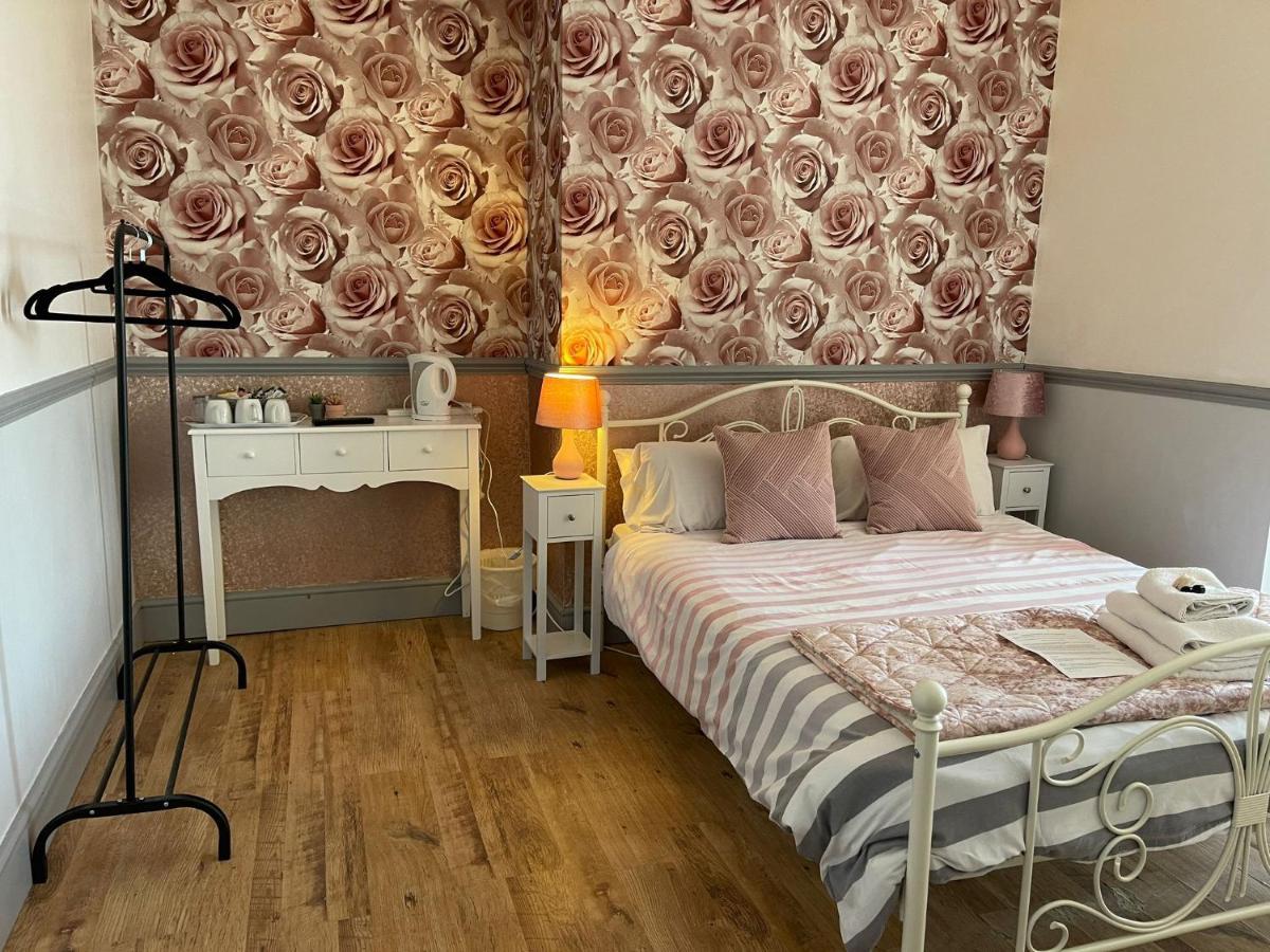 Lilyrose Hotel Уитби Екстериор снимка