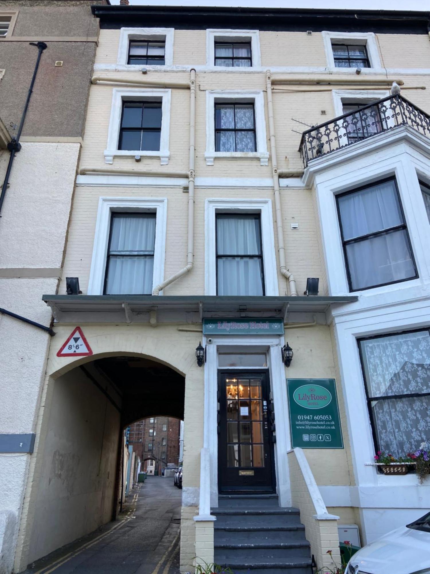 Lilyrose Hotel Уитби Екстериор снимка
