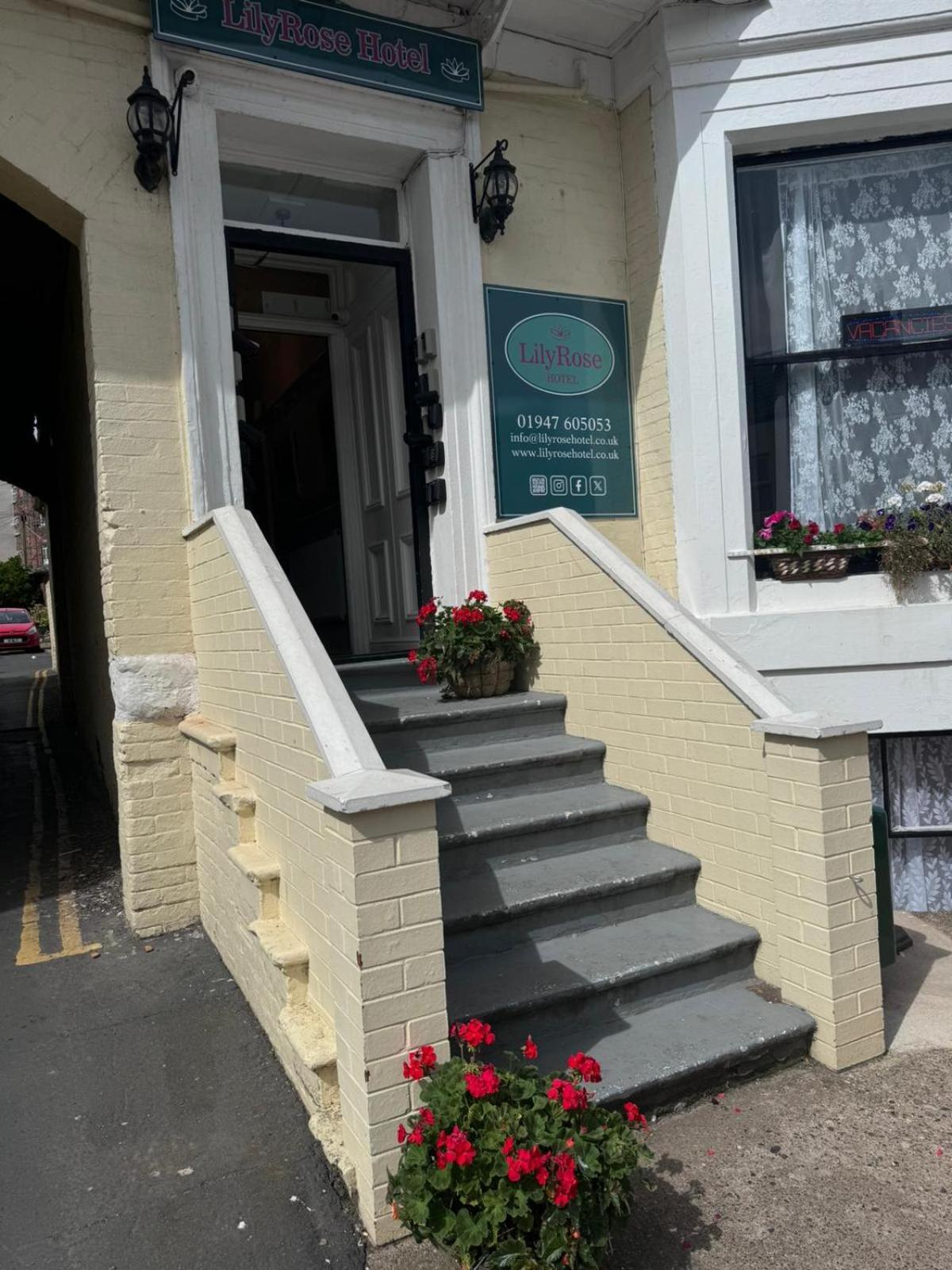 Lilyrose Hotel Уитби Екстериор снимка
