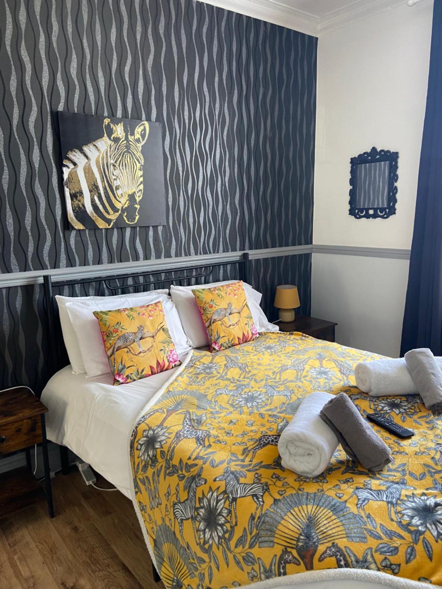 Lilyrose Hotel Уитби Екстериор снимка